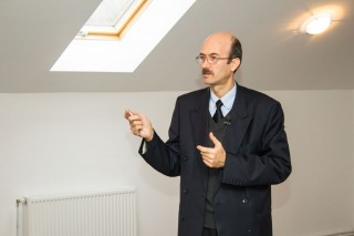 Pastorul Nelu Iancu predă Evanghelia în umbră și realitate